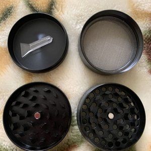 4-Layer Metal Tobacco Grinder Dry Herbal Herb Spice Grinder Crusher Smoking Gift